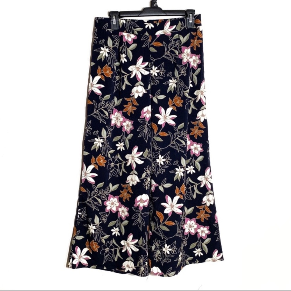 Lulu’s Size Medium Navy Floral Wide Leg Capri
